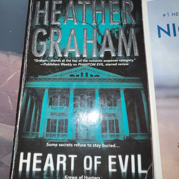 Assorted Fiction Books Collection - Picture 5 of 6